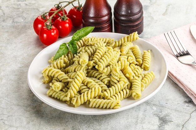 Pasta italiana com pesto de manjericão