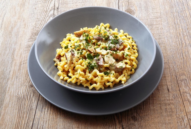 Pasta italiana con crema y champiñones