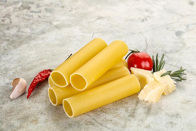 Foto pasta italiana crua não cozida cannelloni