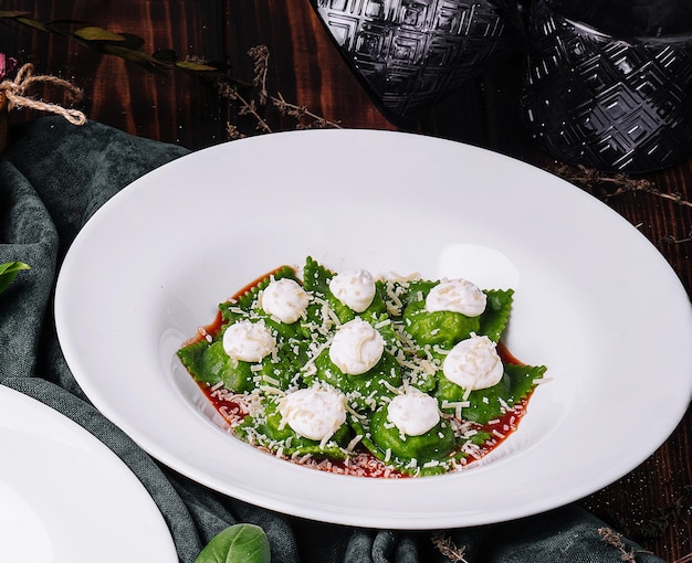 Pasta italiana de ravioli recheada com pesto de manjericão