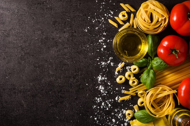 Pasta italiana e ingredientes