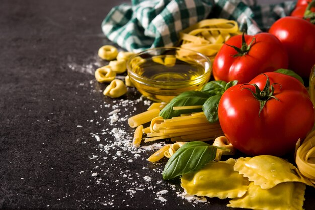 Pasta italiana e ingredientes