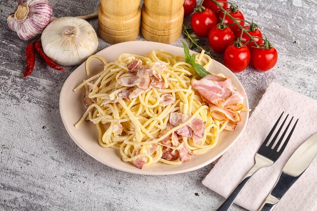 Foto pasta italiana y espagueti carbonara