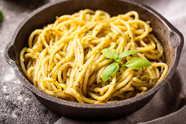 Pasta italiana de espaguetis con salsa de pesto