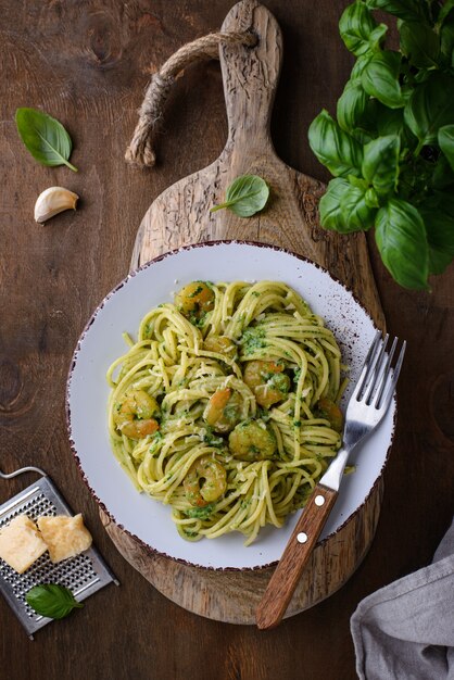 Pasta italiana con espinacas y gambas