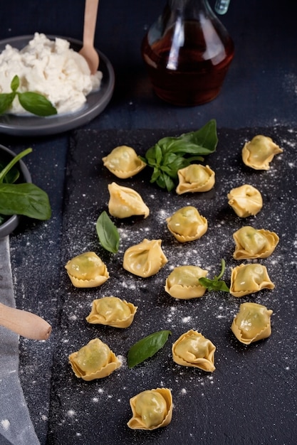 Foto pasta italiana con espinacas y ricotta