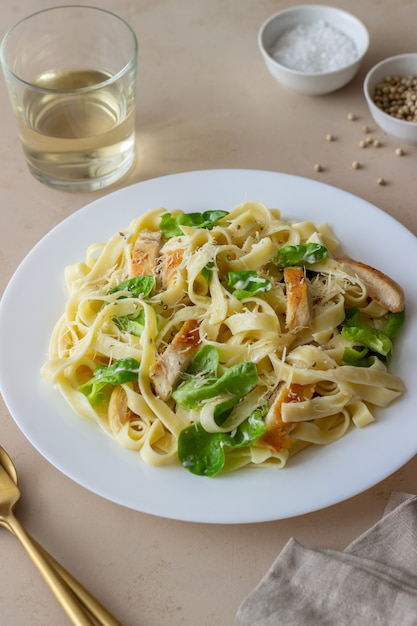 Pasta italiana fetuccini alfredo con pollo. Cocina nacional. Alimentación saludable.