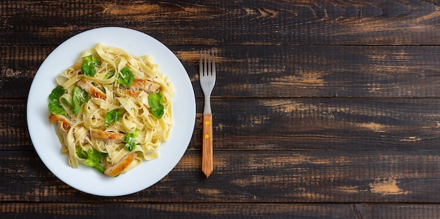 Pasta italiana fetuccini alfredo con pollo. Cocina nacional. Alimentación saludable.