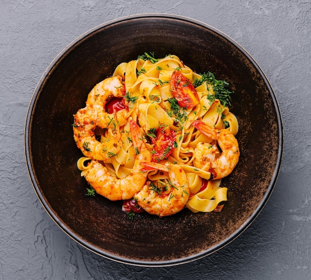 Pasta italiana con gambas en cuenco