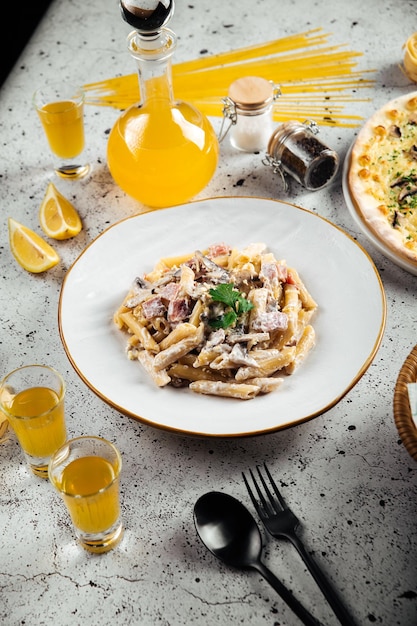 Pasta italiana con jamón y champiñones