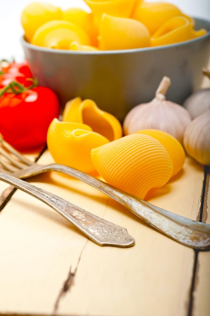 Pasta italiana lumaconi de caracol con tomates