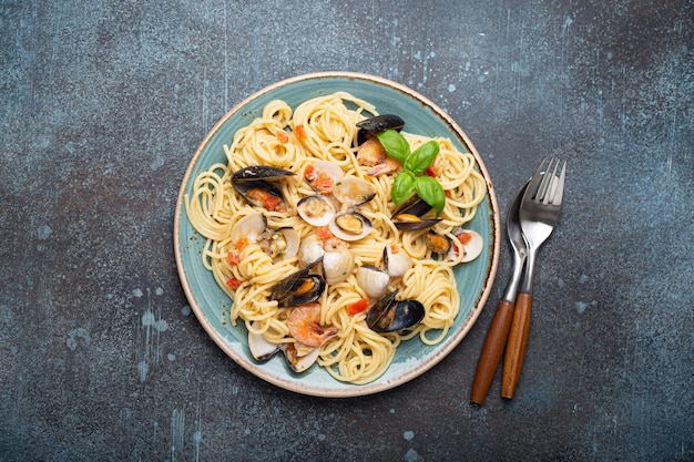 Pasta italiana de mariscos espagueti con mejillones camarones almejas