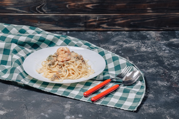 Pasta italiana con mariscos y langostinos, espagueti con salsa