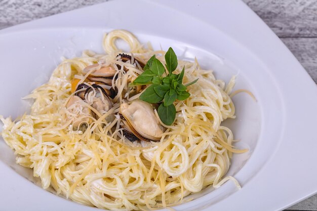 Pasta italiana con mejillones y queso