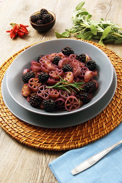 Pasta italiana con moras