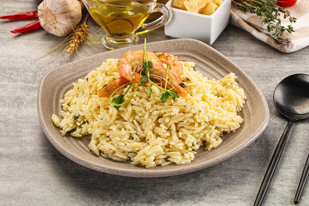 Foto pasta italiana orzo com camarão