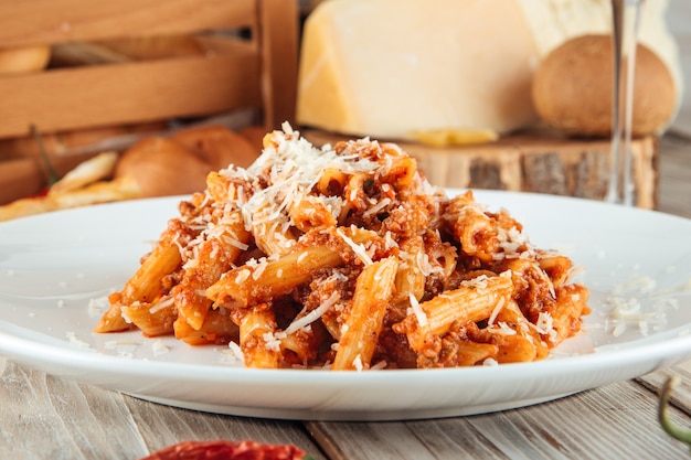 Pasta italiana penne boloñesa y parmesano