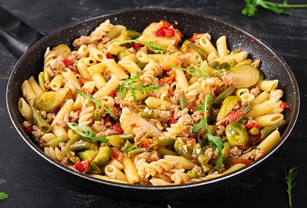 Pasta italiana penne y fusilli con carne picada y verduras. Almuerzo.