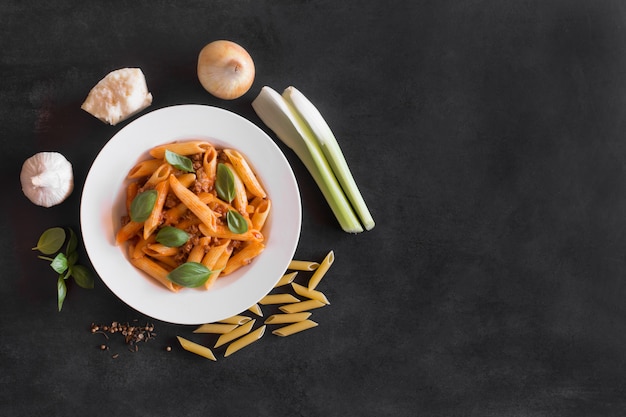 Pasta italiana Penne con salsa boloñesa