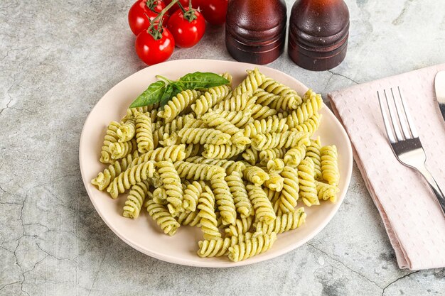 Pasta italiana con pesto de albahaca