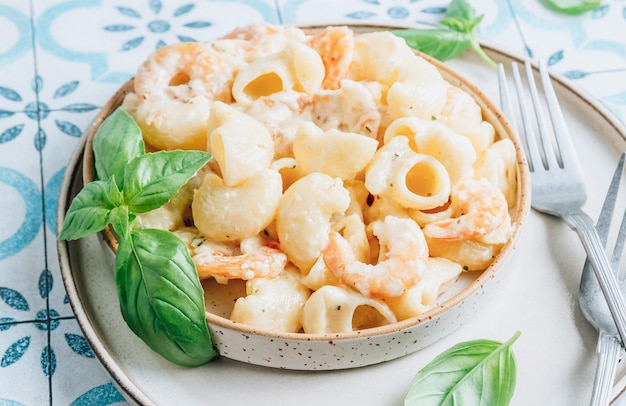 Pasta italiana con salsa cremosa de ajo, camarones y albahaca