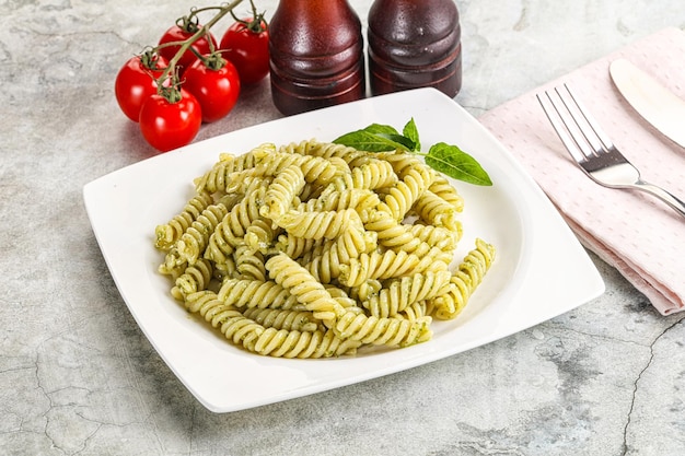 Pasta italiana con salsa de pesto de albahaca