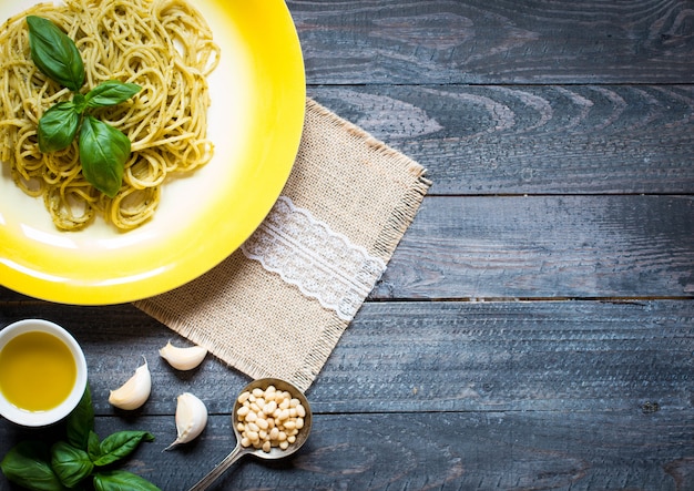 Pasta italiana con salsa de pesto hecha con hojas de albahaca