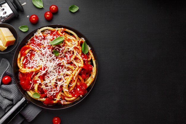 Pasta italiana con salsa de tomate y queso.