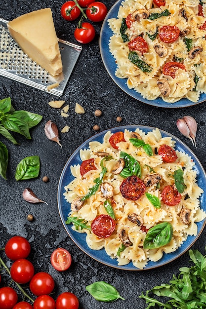 Pasta italiana con salsa, tomates cherry, albahaca y queso parmesano. Delicioso plato de pasta