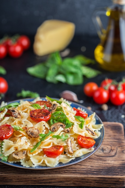 Pasta italiana con salsa, tomates cherry, albahaca y queso parmesano. Delicioso plato de pasta