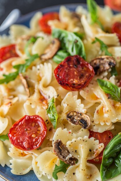 Pasta italiana con salsa, tomates cherry, albahaca y queso parmesano.