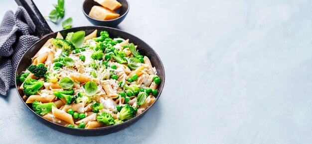 Pasta italiana saludable con brócoli