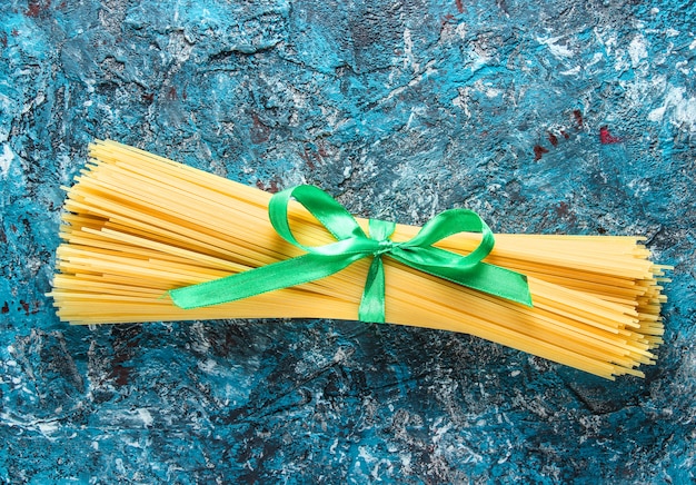 Pasta italiana sobre una mesa de hormigón azul. Vista superior