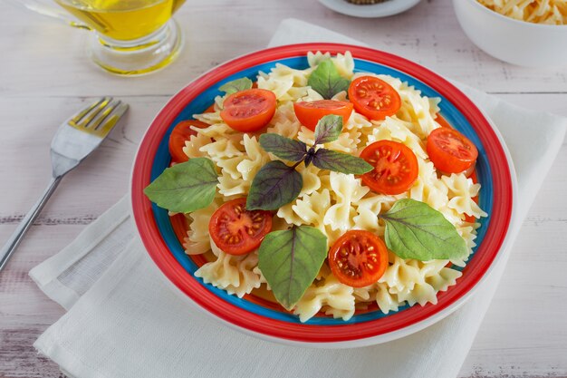 Pasta italiana con tomate y albahaca