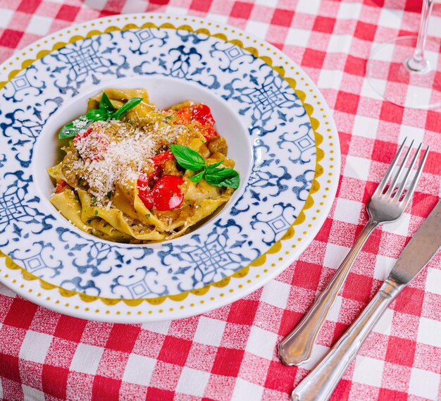 Pasta italiana con tomate parmesano y albahaca