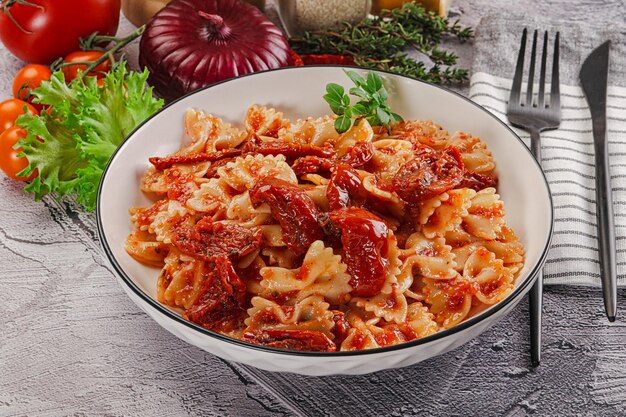 Pasta italiana con tomate seco