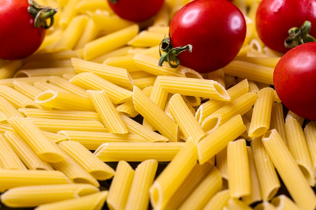 Pasta italiana con tomates Deliciosa pasta La pasta seca orgánica cruda está lista para cocinar Pa italiano crudo