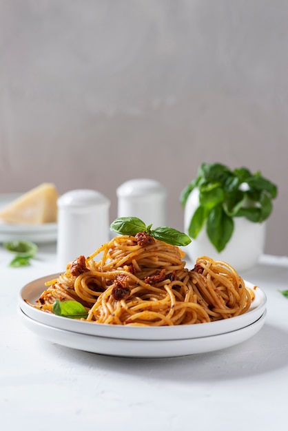 Pasta italiana con tomates secos