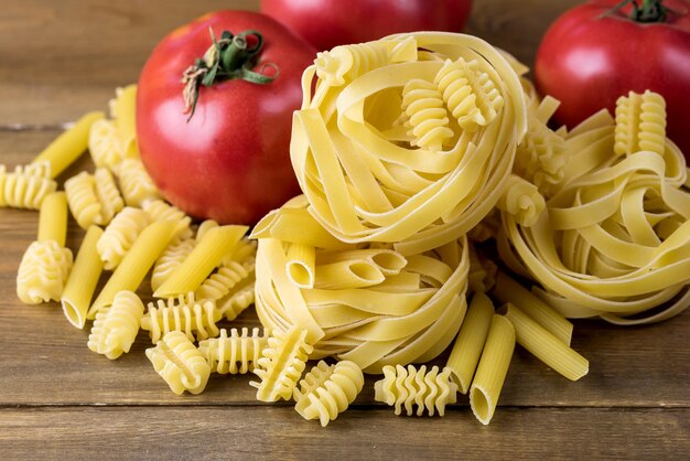 Pasta italiana con tomates sobre fondo de madera Cena de comida italiana Horizontal