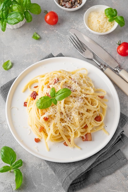 Pasta italiana tradicional Carbonara espagueti con huevo de tocino y queso parmesano Vista superior del espacio de copia