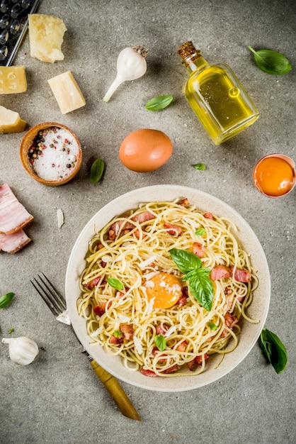 Pasta italiana tradicional, spaghetti carbonara con tocino, salsa cremosa, queso parmesano, yema de huevo