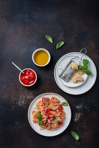 Pasta italiana tradicional con tomate, albahaca y parmesano.