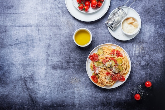 Pasta italiana tradicional con tomate, calabacín y parmesano.