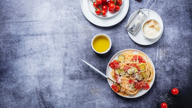 Pasta italiana tradicional con tomate, calabacín y parmesano.