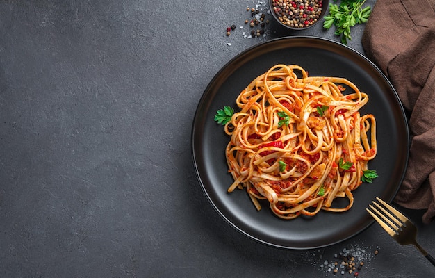 Pasta italiana tradicional con tomates y perejil fresco T