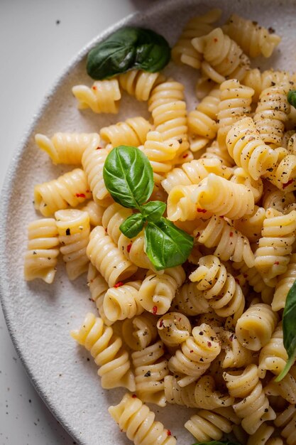 Foto pasta italiana con verduras y cerezas.