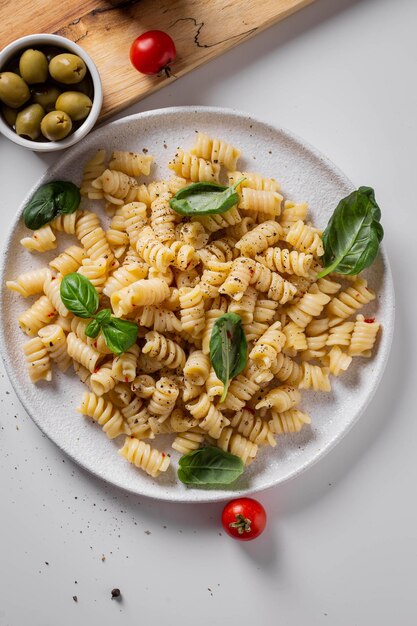 Foto pasta italiana con verduras y cerezas.