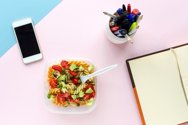 Foto pasta italiana con verduras en el escritorio de oficina con teclado