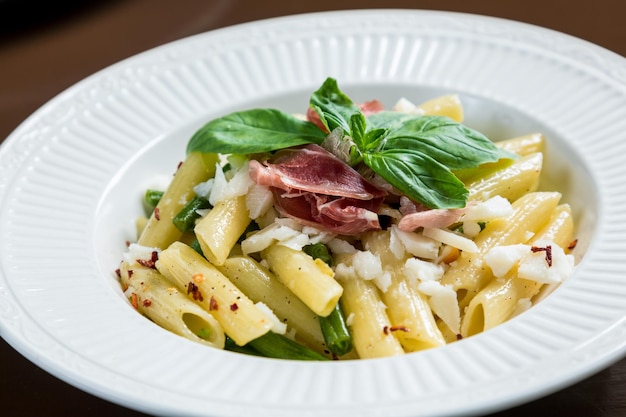 Pasta con jamón y queso de cabra