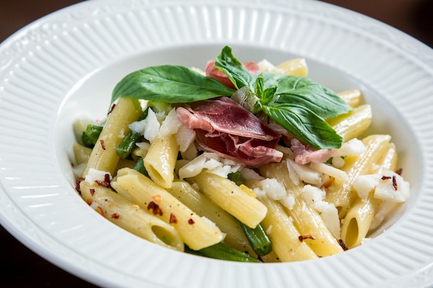 Pasta con jamón y queso de cabra